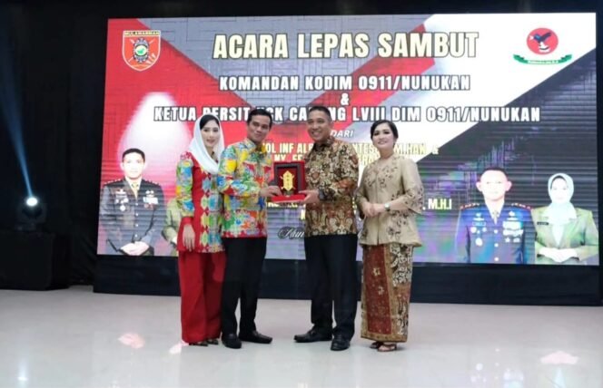 
					Bupati Nunukan Irwan Sabri menyerahkan cindera mata sebagai ucapan perpisahan dalam acara lepas sambut Dandim 0911/NNK Letkol Inf Albert Frantesca Hutagalung. Albert digantikan Letkol Inf Tony Prasetyo, S.Hub, Int, N.H.I. Dok.Prokopim.