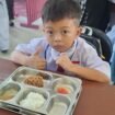 Ilustrasi : Salah satu murid sekolah SD di Nunukan mengacungkan jempol saat menerima menu MBG di kelasnya, (Dok.Chandra).