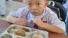 Ilustrasi : Salah satu murid sekolah SD di Nunukan mengacungkan jempol saat menerima menu MBG di kelasnya, (Dok.Chandra).