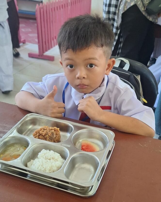
					Ilustrasi : Salah satu murid sekolah SD di Nunukan mengacungkan jempol saat menerima menu MBG di kelasnya, (Dok.Chandra).