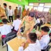 Bupati Nunukan, Irwan Sabri meresmikan MBG perdana di Pulau Sebatik, Senin (14/7/2025). Dok.Prokopim.