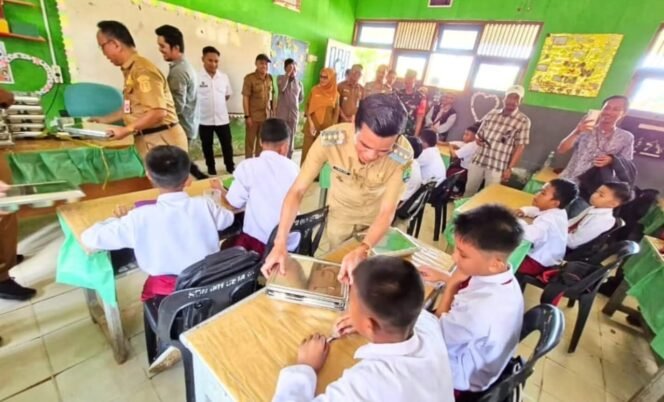 
					Bupati Nunukan, Irwan Sabri meresmikan MBG perdana di Pulau Sebatik, Senin (14/7/2025). Dok.Prokopim.
