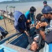 Warga membantu evakuasi motoris speed boat yang tewas dalam insiden laka laut di depan Dermaga Tradisional Haji Putri Nunukan, Senin (28/7/2025).