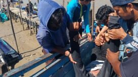 Warga membantu evakuasi motoris speed boat yang tewas dalam insiden laka laut di depan Dermaga Tradisional Haji Putri Nunukan, Senin (28/7/2025).