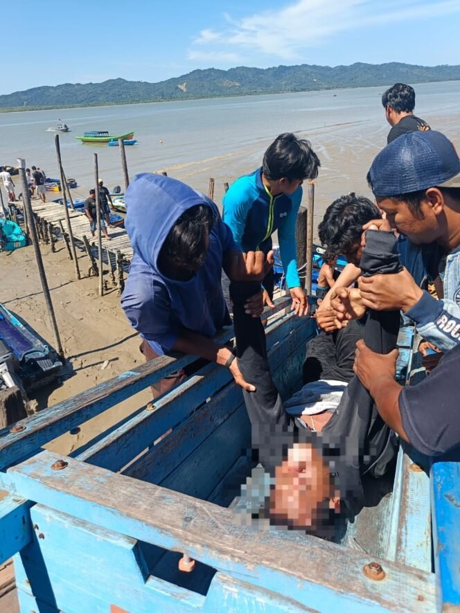 
					Warga membantu evakuasi motoris speed boat yang tewas dalam insiden laka laut di depan Dermaga Tradisional Haji Putri Nunukan, Senin (28/7/2025).