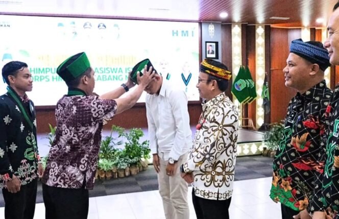 
					Wakil Bupati Nunukan, Kalimantan Utara, Hermanus menghadiri acara pelantikan pengurus Himpunan Mahasiswa Islam dan Korps HMI Wati Cabang Nunukan, periode 2025-2026. Dok.Prokopim.