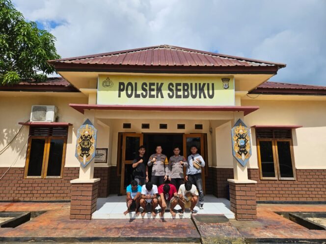 
					4 Pencuri kelapa sawit milik PT KHL diamankan di Mapolsek Sebuku. Dok.Polsek Sebuku.