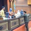 Juru Bicara Bapem Perda DPRD Nunukan, Andi Muliyono menyerahkan rekomendasi dan catatan DPRD atas revisi Perda Nomor 1 Tahun 2024 tentang pajak dan retribusi daerah kepada Ketua DPRD Nunukan, Rahma Leppa Hafid.