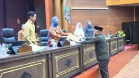 Juru Bicara Bapem Perda DPRD Nunukan, Andi Muliyono menyerahkan rekomendasi dan catatan DPRD atas revisi Perda Nomor 1 Tahun 2024 tentang pajak dan retribusi daerah kepada Ketua DPRD Nunukan, Rahma Leppa Hafid.
