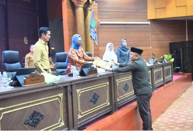 
					Juru Bicara Bapem Perda DPRD Nunukan, Andi Muliyono menyerahkan rekomendasi dan catatan DPRD atas revisi Perda Nomor 1 Tahun 2024 tentang pajak dan retribusi daerah kepada Ketua DPRD Nunukan, Rahma Leppa Hafid.