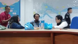 Salah satu ABK kapal pengangkut Sembako Malaysia untuk kebutuhan warga Perbatasan RI berhasil ditemukan di Batu Payung Malaysia. Rahmat menjalani pemeriksaan di Ibu Pejabat Polis Malaysia. Dok. Penerangan LANAL Nunukan.