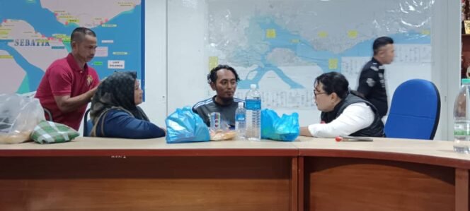 
					Salah satu ABK kapal pengangkut Sembako Malaysia untuk kebutuhan warga Perbatasan RI berhasil ditemukan di Batu Payung Malaysia. Rahmat menjalani pemeriksaan di Ibu Pejabat Polis Malaysia. Dok. Penerangan LANAL Nunukan.