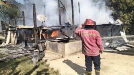 Sebuah rumah di Desa Balansiku, Sebatik ludes terbakar, Sabtu (27/7/2025). Kebakaran diduga dilakukan anak pemilik rumah yang kesal karena Hpnya didita orang tuanya. Dok.Disdamkar Nunukan,
