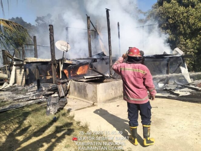 
					Sebuah rumah di Desa Balansiku, Sebatik ludes terbakar, Sabtu (27/7/2025). Kebakaran diduga dilakukan anak pemilik rumah yang kesal karena Hpnya didita orang tuanya. Dok.Disdamkar Nunukan,