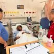 Salah satu korban kapal pemuat Sembako untuk warga perbatasan yang karam di Perairan Tanjung Aru, Sebatik, dirawat di Hospital Tawau. Terlihat Konsulat RI Tawau, Aris Heru Utomo bersama Pejabat Konsuler, Calderon Dalimunthe menjenguk kondisi Rahmat. Dok.Pensosbud KRI Tawau.