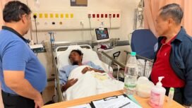 Salah satu korban kapal pemuat Sembako untuk warga perbatasan yang karam di Perairan Tanjung Aru, Sebatik, dirawat di Hospital Tawau. Terlihat Konsulat RI Tawau, Aris Heru Utomo bersama Pejabat Konsuler, Calderon Dalimunthe menjenguk kondisi Rahmat. Dok.Pensosbud KRI Tawau.
