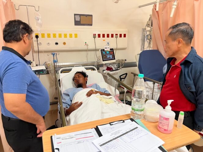 
					Salah satu korban kapal pemuat Sembako untuk warga perbatasan yang karam di Perairan Tanjung Aru, Sebatik, dirawat di Hospital Tawau. Terlihat Konsulat RI Tawau, Aris Heru Utomo bersama Pejabat Konsuler, Calderon Dalimunthe menjenguk kondisi Rahmat. Dok.Pensosbud KRI Tawau.