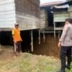 Polisi melihat kondisi rumah Nono, warga Desa Bulan Bulan, Kecamatan Lumbis. Pasca terbentuk lubang secara tiba tiba rumah Nono terancam ambruk.