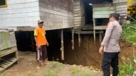 Polisi melihat kondisi rumah Nono, warga Desa Bulan Bulan, Kecamatan Lumbis. Pasca terbentuk lubang secara tiba tiba rumah Nono terancam ambruk.