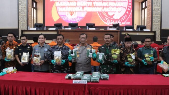 
					Kapolda Kaltara Irjen Pol Hary Sudwijanto merilis pengungkapan kasus sabu sabu hasil pengungkapan Juli 2025. Ada sekitar 21,3 Kg yang diamankan dari 4 kasus dan 10 tersangka. Dok.Polda Kaltara.