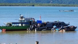 SB Borneo 02 Ekspress diamankan petugas di depan Dermaga Tradisional Haji Putri. SB Borneo terlibat kecelakaan yang menewaskan seorang motoris speed penumpang. Dok.Penerangan LANAL Nunukan.