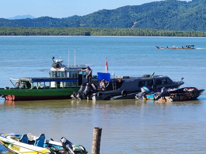 
					SB Borneo 02 Ekspress diamankan petugas di depan Dermaga Tradisional Haji Putri. SB Borneo terlibat kecelakaan yang menewaskan seorang motoris speed penumpang. Dok.Penerangan LANAL Nunukan.