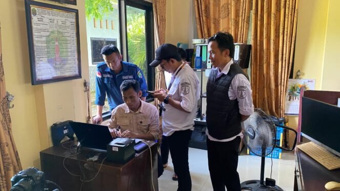 
					Tim Diskominfotik Nunukan memantau aktifasi SIAK di Kecamatan Sebatik Timur (Dok.Diskominfotik Nunukan).