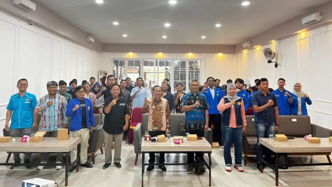 
					Seminar KNPI menyoroti peran fundamental pemberdayaan potensi pemuda melalui organisasi kepemudaan, khususnya KNPI. 