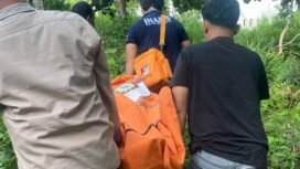 Polisi mengevakuasi jasad Sergius (34). Rasa malu terhadap orang tua dan keluarganya menjadi alasan ia nekat mengakhiri hidupnya. Terlebih KDRT yang dilakukan sudah pernah ditangani polisi. Dok.Polsek Nunukan Kota.