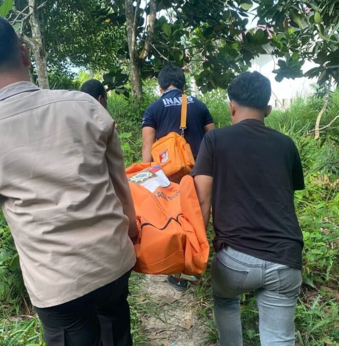 
					Polisi mengevakuasi jasad Sergius (34). Rasa malu terhadap orang tua dan keluarganya menjadi alasan ia nekat mengakhiri hidupnya. Terlebih KDRT yang dilakukan sudah pernah ditangani polisi. Dok.Polsek Nunukan Kota.