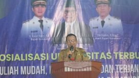 Wakil Bupati Nunukan, Hermanus, mensosialisasikan Universitas Terbuka (UT) dalam kaitan pentingnya menempuh perkuliahan bagi warga pedalaman Lumbis, Senin (14/7/2025). Dok Prokopim.
