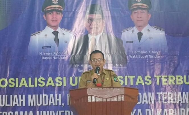 
					Wakil Bupati Nunukan, Hermanus, mensosialisasikan Universitas Terbuka (UT) dalam kaitan pentingnya menempuh perkuliahan bagi warga pedalaman Lumbis, Senin (14/7/2025). Dok Prokopim.