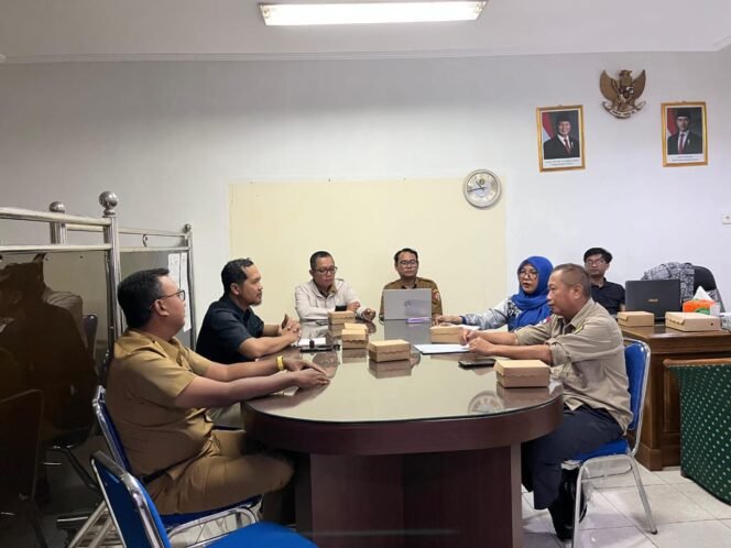 
					Rombongan Pejabat Diskominfo Nunukan saat melakukan study tiru terkait layanan informasi publik ke Diskominfo Kota Jember, Jawa Timur,