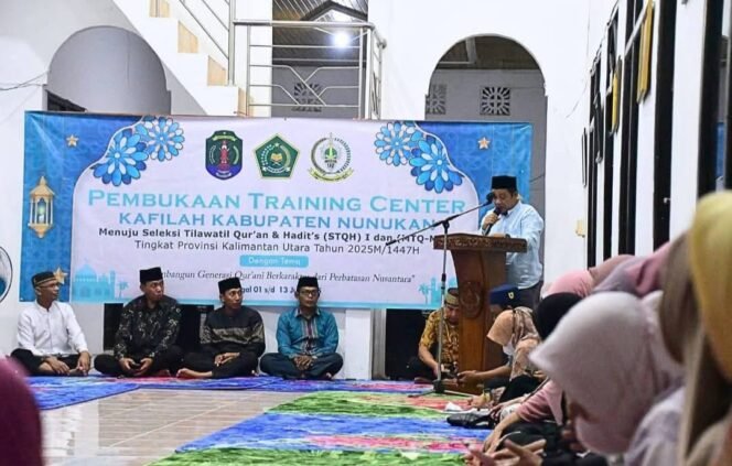 
					Kabag Kesra Sekretariat Daerah Kab. Nunukan, Khairil menyampaikan sambutan Bupati Nunukan, Irwan Sabri. pada pembukaan TC MTQ tingkat Provinsi Kaltara 2025.