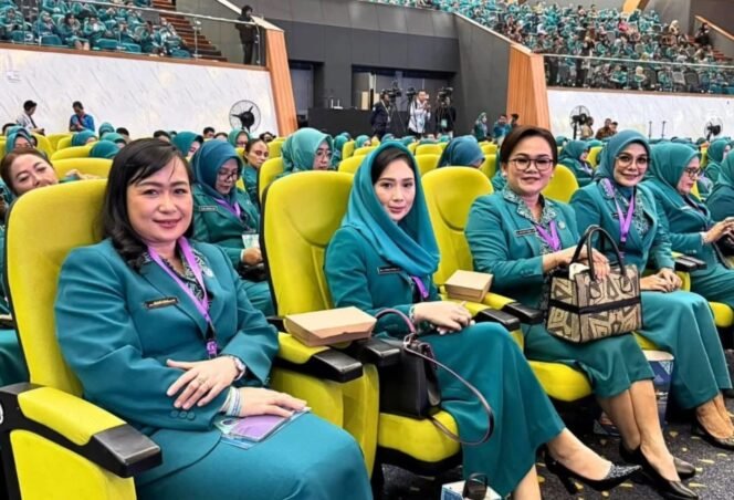 
					Ketua Tim Penggerak PKK Kabupaten Nunukan, Ny. Andi Annisa Muthia Irwan, (berkerudung di tengah) menghadiri Rapat Kerja Nasional (Rakernas) X PKK Tahun 2025 dan puncak peringatan Hari Kesatuan Gerak (HKG) PKK ke-53, yang digelar di Samarinda Convention Hall, Kalimantan Timur, Selasa (8/7/2025). Dok.Prokopim.