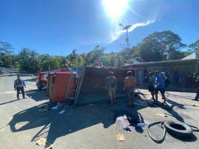 
					Sebuah truk pengangkut BBM terguling di tanjakan Sei Bilal, Senin (28/7/2025). Dok.Satlantas Polres Nunukan.