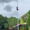 Aksi petugas Damkar memperbaiki tali yang tersangkut di ujung tiang bendera dan menjadi kendala anak SMAN 1 Nunukan berlatih upacara bendera, Dok.Disdamkar.