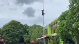 Aksi petugas Damkar memperbaiki tali yang tersangkut di ujung tiang bendera dan menjadi kendala anak SMAN 1 Nunukan berlatih upacara bendera, Dok.Disdamkar.