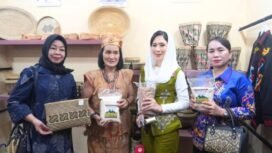 Istri Bupati dan Wakil Bupati Nunukan, Ny. Andi Annisa dan Ny. Susanti Hermanus saat hadir di pameran kerajinan Nunukan pada peringatan Dekranas 45. Dok.Prokopim.