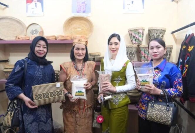 
					Istri Bupati dan Wakil Bupati Nunukan, Ny. Andi Annisa dan Ny. Susanti Hermanus saat hadir di pameran kerajinan Nunukan pada peringatan Dekranas 45. Dok.Prokopim.