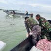 Sejumlah prajurit TNI AL Nunukan, membantu mengumpulkan barang barang yang berhamburan di laut akibat speed boat yang dihantam ombak di perairan perbatasan RI - Malaysia, Dok. Penerangan LANAL Nunukan,