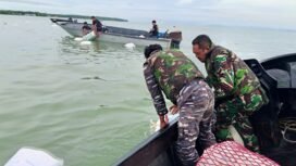 Sejumlah prajurit TNI AL Nunukan, membantu mengumpulkan barang barang yang berhamburan di laut akibat speed boat yang dihantam ombak di perairan perbatasan RI - Malaysia, Dok. Penerangan LANAL Nunukan,