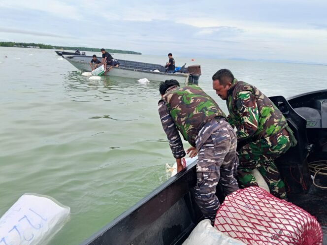
					Sejumlah prajurit TNI AL Nunukan, membantu mengumpulkan barang barang yang berhamburan di laut akibat speed boat yang dihantam ombak di perairan perbatasan RI - Malaysia, Dok. Penerangan LANAL Nunukan,
