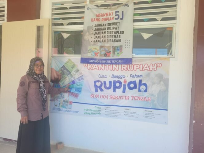 
					Kantin Rupiah di SDN 004 Sei Limau, Sebatik Tengah. Cara guru mengajarkan numerasi dan literasi kepada anak anak TKI di sekolah tersebut,