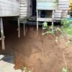 Rumah milik warga bernama Nono di Desa Bulan Bulan, Kecamatan Lumbis. Rumah tergantung akibat lubang yang tiba tiba terbentuk saat hujan deras mengguyur, Kamis (3/7/2025) malam.