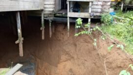 Rumah milik warga bernama Nono di Desa Bulan Bulan, Kecamatan Lumbis. Rumah tergantung akibat lubang yang tiba tiba terbentuk saat hujan deras mengguyur, Kamis (3/7/2025) malam.
