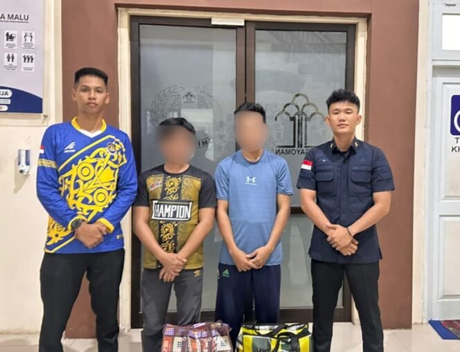 
					SN (30) dan SA (39), dua WN Malaysia yang dijadikan tersangka karena masuk Indonesia secara ilegal untuk menjemput 4 CPMI unprosedural di Perairan Sei Ular, pada Senin (14/7/2025) lalu. Dok.Imigrasi Nunukan.