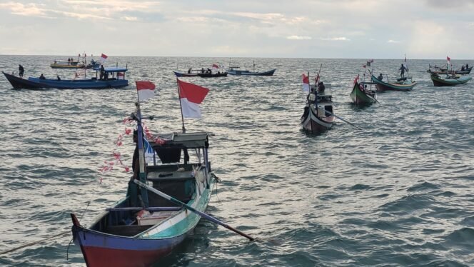 
					Antusiasme para nelayan perbatasan RI mengikuti upacara HUT 80 RI di Karang Unarang.