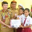 Wakil Bupati Nunukan, Hermanus menyerahkan simbolis beasiswa PIP dari Anggota DPR RI Dedy Sitorus untuk 263 pelajar Nunukan, mulai jenjang SD, SMP dan SMA. Dok. Prokopim.
