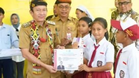 Wakil Bupati Nunukan, Hermanus menyerahkan simbolis beasiswa PIP dari Anggota DPR RI Dedy Sitorus untuk 263 pelajar Nunukan, mulai jenjang SD, SMP dan SMA. Dok. Prokopim.
